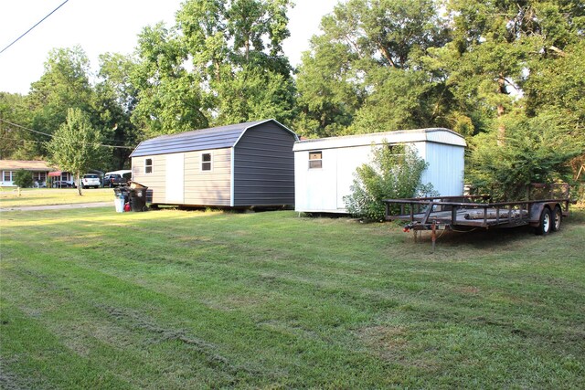 view of yard featuring a shed