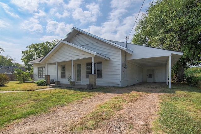 view of front of house with a carport and a front yard