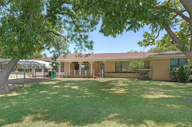 view of front facade featuring covered porch, a carport, and a front yard