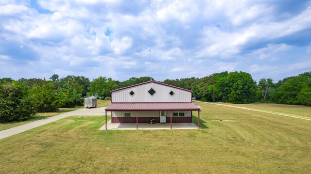 view of property's community featuring a yard