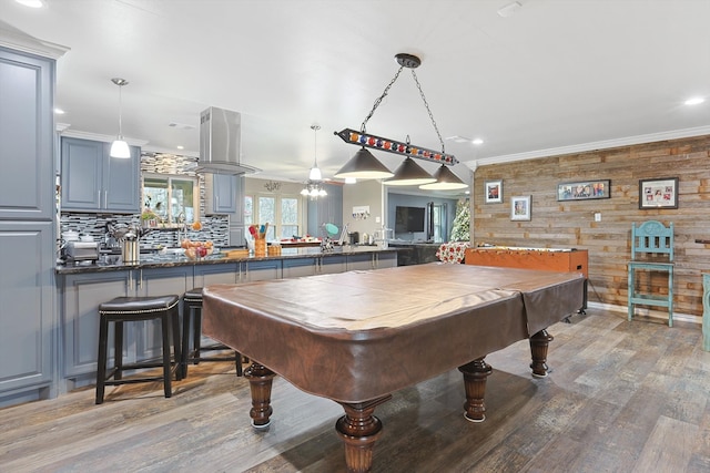 playroom with light wood-type flooring, pool table, crown molding, and ceiling fan