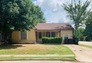 view of front of home with a front lawn