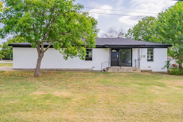 view of front facade featuring a front yard