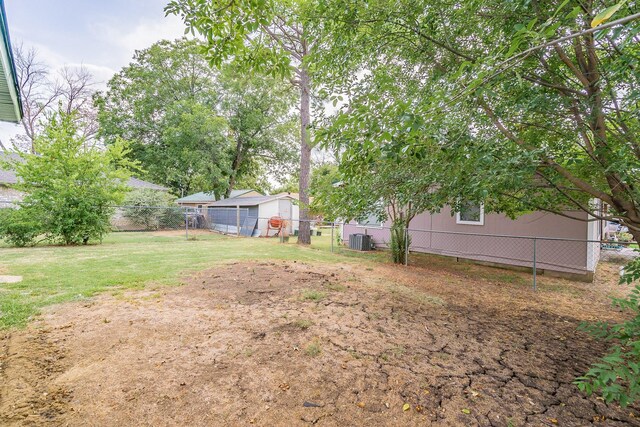 view of yard featuring a storage shed