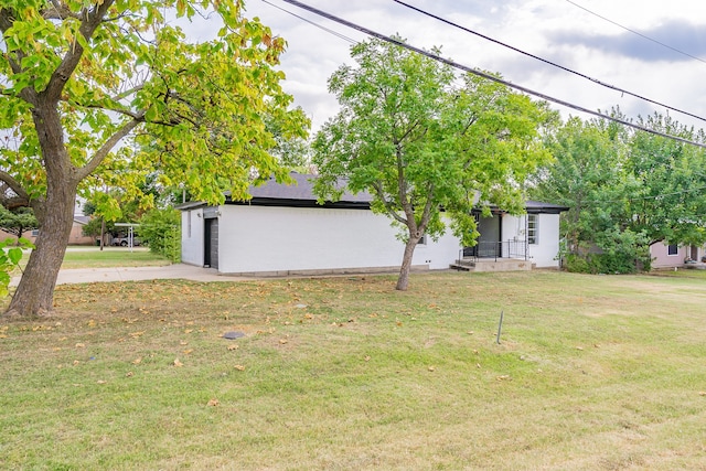 view of yard with a garage