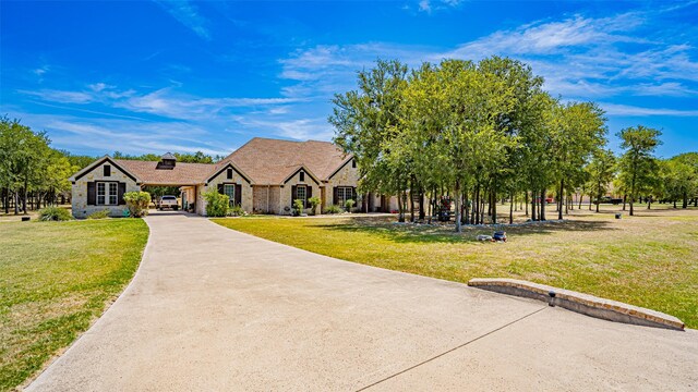 view of front of property featuring a front lawn