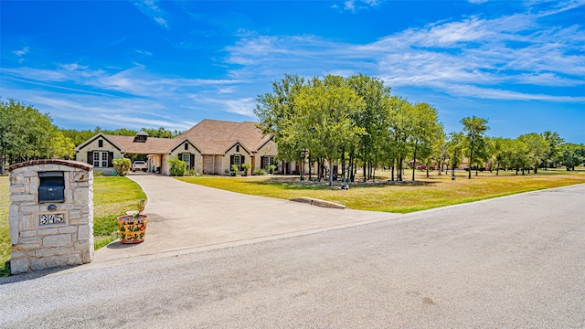 view of front of property featuring a front lawn