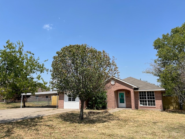 view of front of house featuring a carport and a front yard