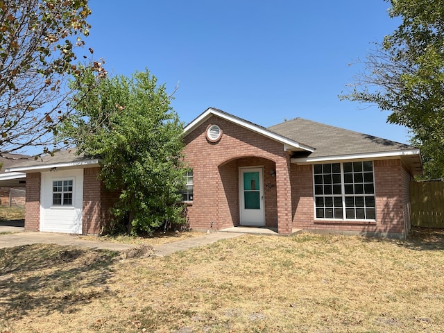 single story home with a front lawn