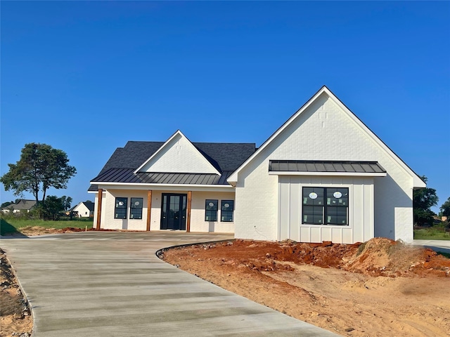 view of modern farmhouse style home