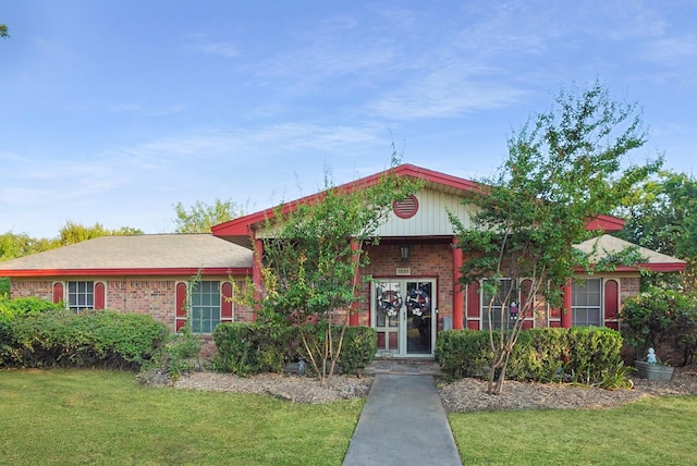 view of front facade with a front lawn