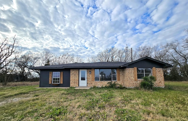 ranch-style home featuring a front lawn