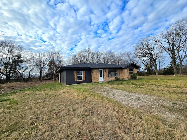 ranch-style home featuring a front lawn