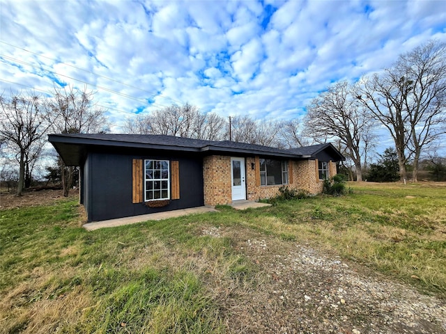 ranch-style house featuring a front lawn