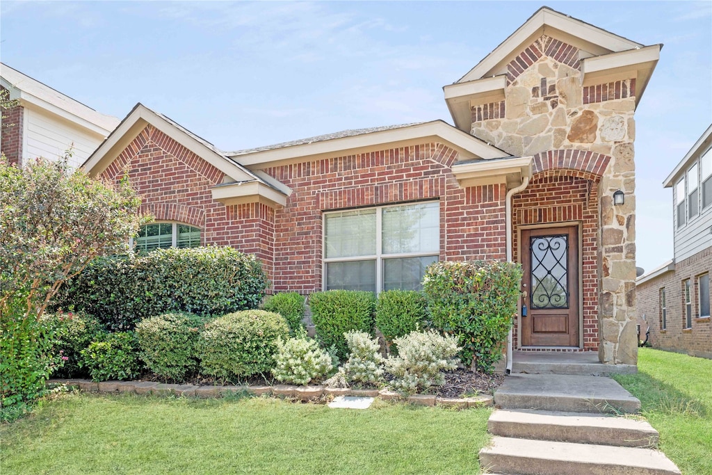 view of front facade featuring a front lawn