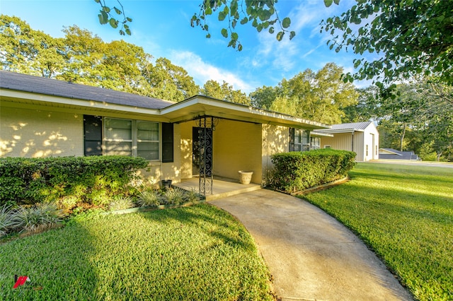 single story home with a front yard