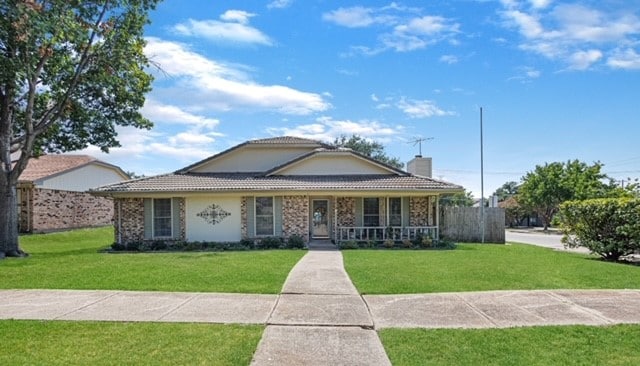 view of front of property with a front lawn