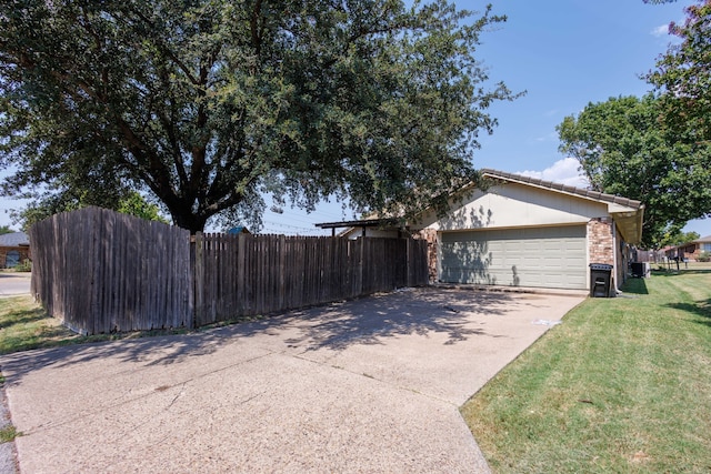 view of front facade featuring a garage and a front yard