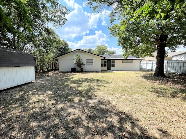 view of yard with a shed