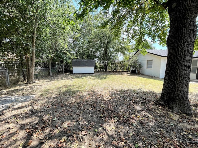 view of yard featuring a storage unit