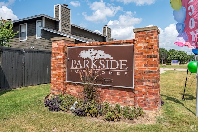 community / neighborhood sign featuring a yard