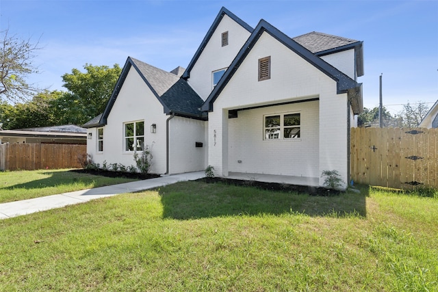 view of front of property featuring a front lawn