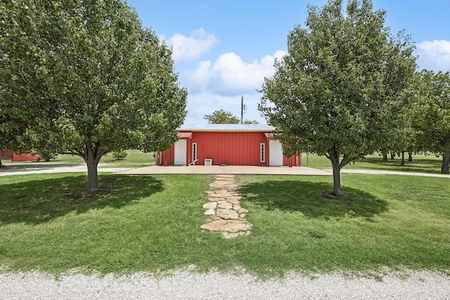 view of front of house featuring a front lawn