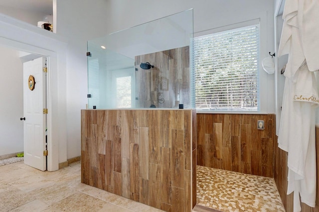 bathroom featuring a tile shower