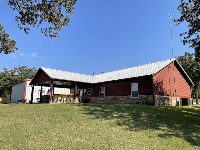 view of front of property featuring ceiling fan, a front lawn, and central AC