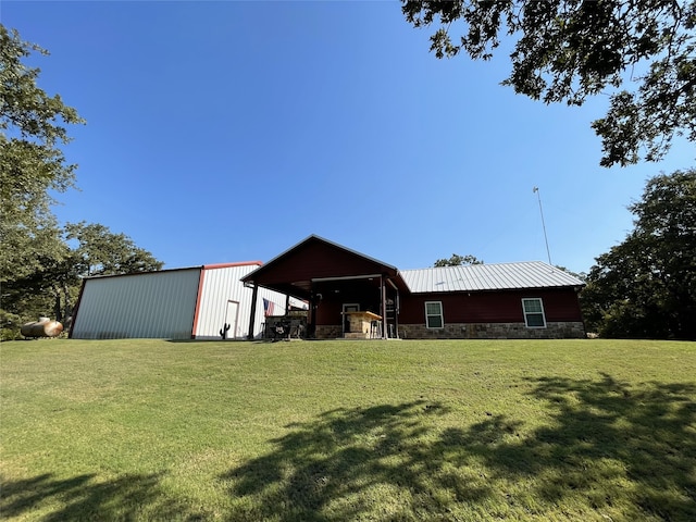 view of yard featuring an outdoor structure