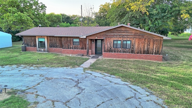 ranch-style house featuring a front yard