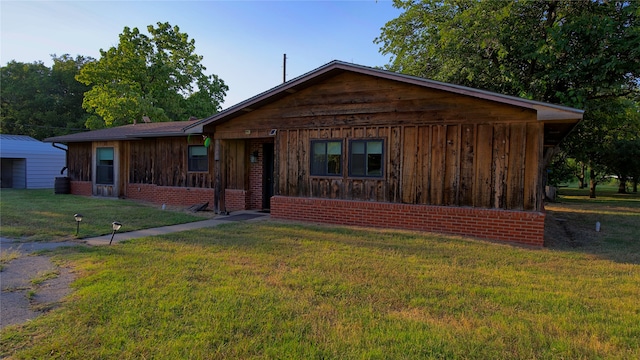 view of front facade featuring a front lawn