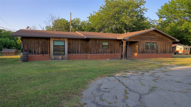 single story home with a front yard