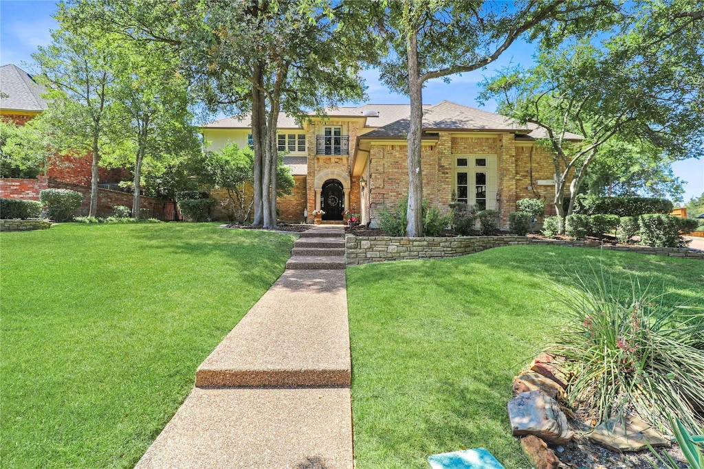 view of front of home featuring a front yard