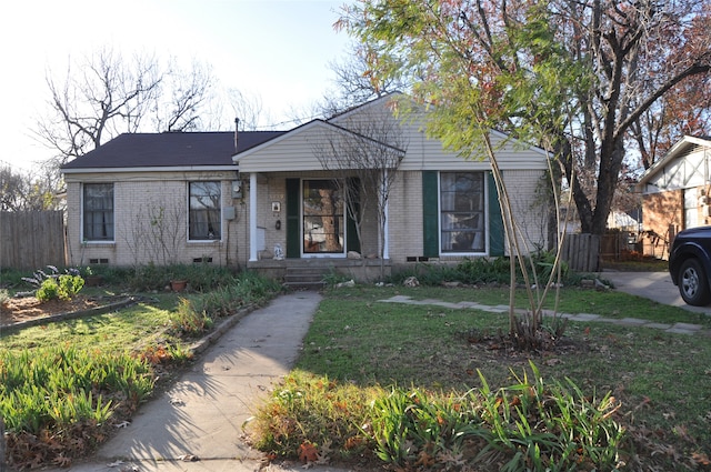 view of front of home featuring a front yard