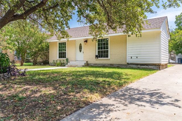 single story home with a front lawn