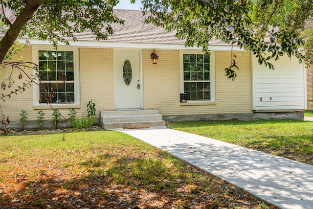 view of front facade with a front yard