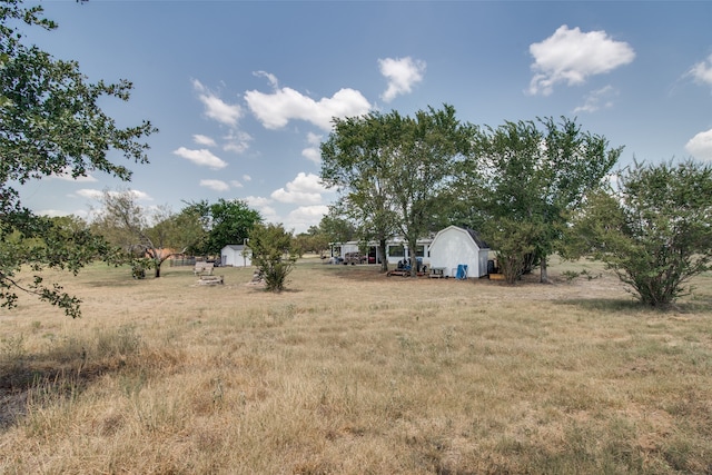 view of yard featuring a shed