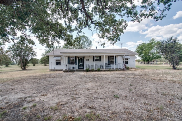 single story home with a porch