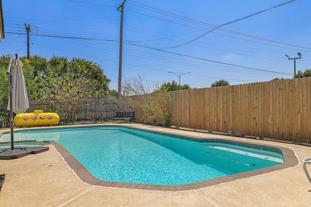 view of swimming pool