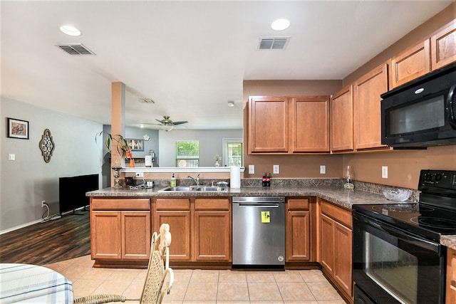 kitchen with sink, black appliances, light wood-type flooring, kitchen peninsula, and ceiling fan