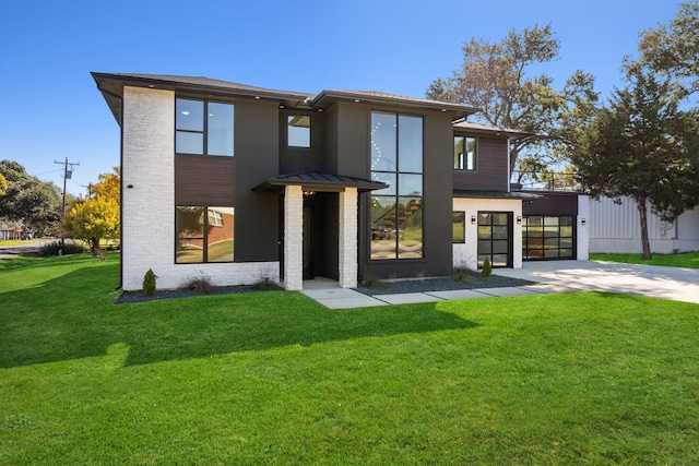 view of front facade featuring a front lawn