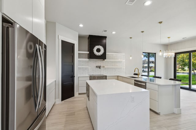 kitchen featuring a center island, stainless steel appliances, kitchen peninsula, and tasteful backsplash