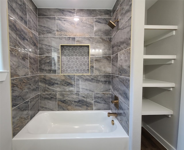 bathroom with tiled shower / bath