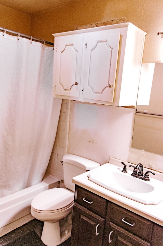 full bathroom featuring vanity, toilet, and shower / bath combo