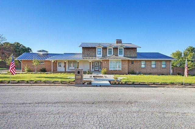 view of front facade with a front yard