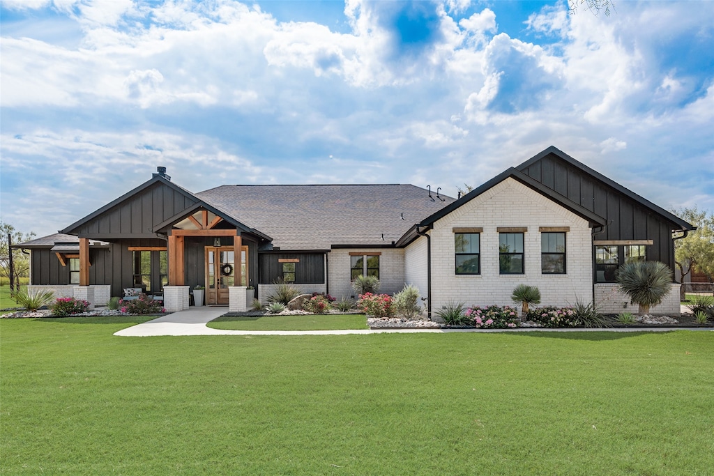 modern farmhouse featuring a front lawn