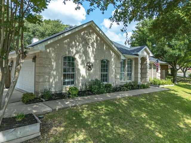 view of front of house featuring a front yard and a garage