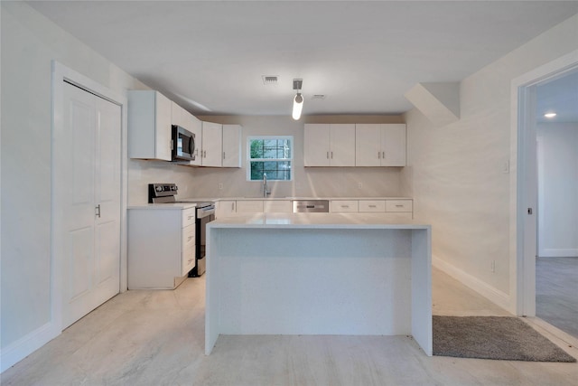 kitchen with stainless steel appliances, a sink, visible vents, white cabinets, and light countertops