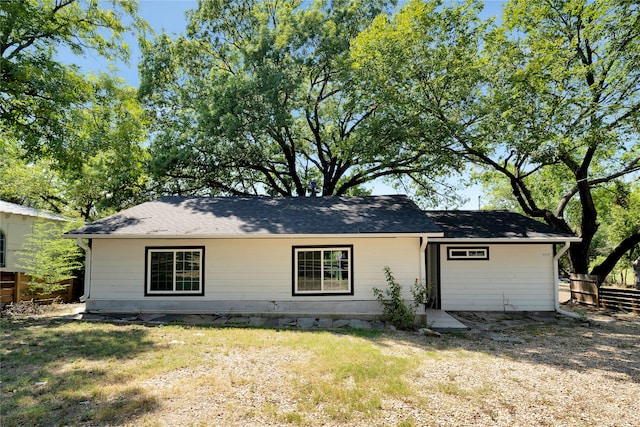 view of front of property featuring a front lawn